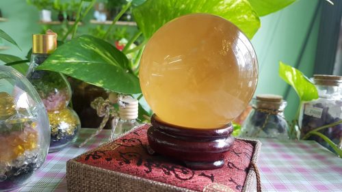Quả cầu phong thủy thạch anh vàng được đặt trong văn phòng, phòng làm việc, phòng khách...